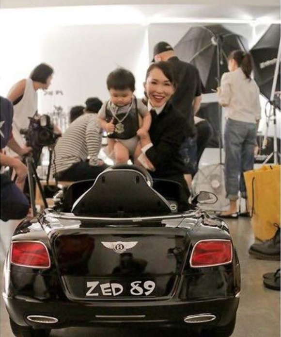 Phạm Văn Phương đưa quý tử ngồi xe tạo dáng trước ống kính.