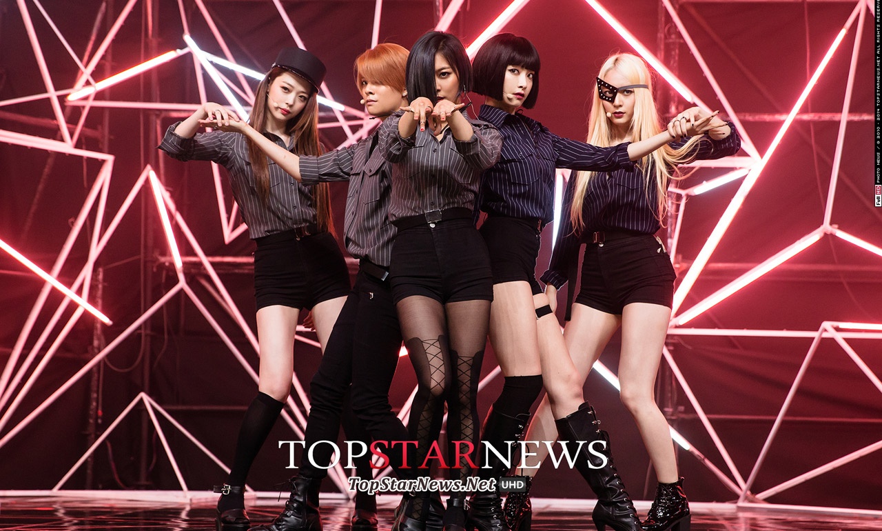 Tuy nhiên, vui mừng trước sự trở lại của Sulli chưa được bao lâu, mới đây, fan f(x) lại bị “dội” cho một gáo nước lạnh. Theo đó, hôm nay (7/8), SM đã lên tiếng thông báo Sulli quyết định rời f(x) để theo đuổi sự nghiệp diễn xuất.