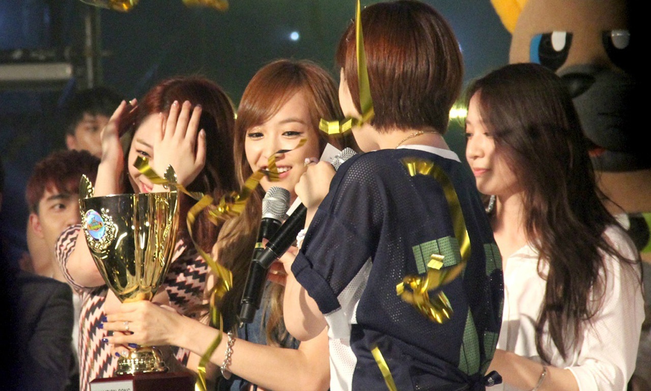 Lần comeback gần nhất của f(x) là cách đây khoảng một năm với ca khúc Red Light. Dù gặt hái nhiều thành công, nhưng thật đáng buồn khi f(x) phải nhanh chóng ngừng quảng bá do quyết định nghỉ ngơi vì không chịu nổi dư luận của thành viên Sulli.