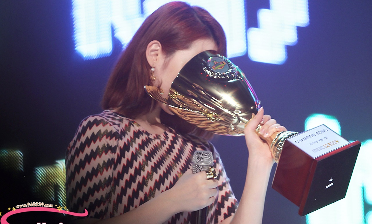 Ngoài ra, f(x) trong mắt fan còn như “con ghẻ” của SM, do nhóm không được công ty đầu tư quảng bá. Thậm chí, sau 7 năm hoạt động, f(x) vẫn chưa có tên fan club hay một concert riêng.