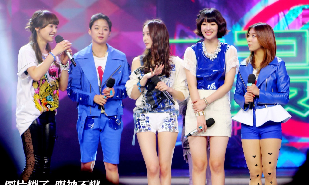 f(x) được thành lập bởi SM Entertainment vào năm 2009 với đội hình 5 thành viên gồm: Luna, Victoria, Sulli, Krystal và Amber.