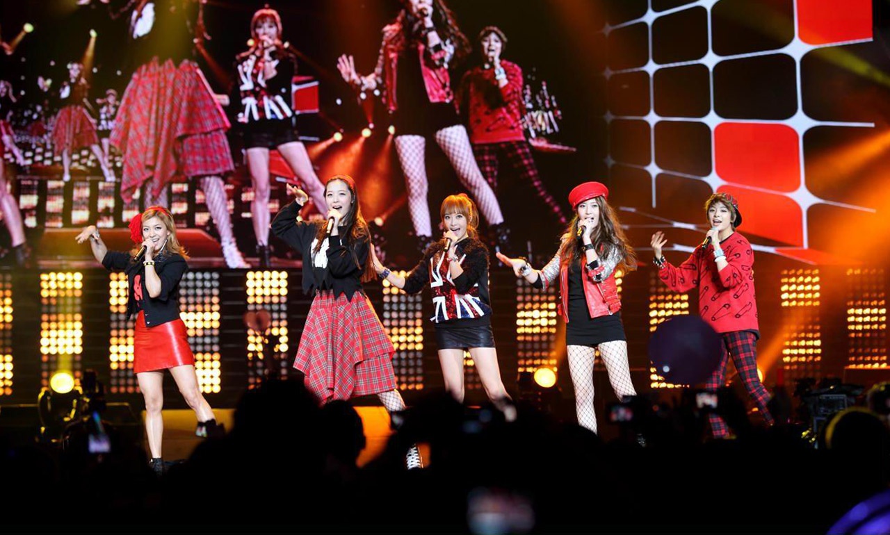 Bất chấp những khó khăn, f(x) vẫn nỗ lực và ngày một nổi tiếng. Lượng fan của nhóm vô cùng hùng hậu và luôn ủng hộ các thành viên trong mọi hoạt động.