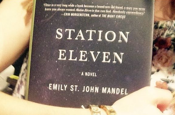 10 cuon sach goi dau giuong cua sao Hollywood hinh anh