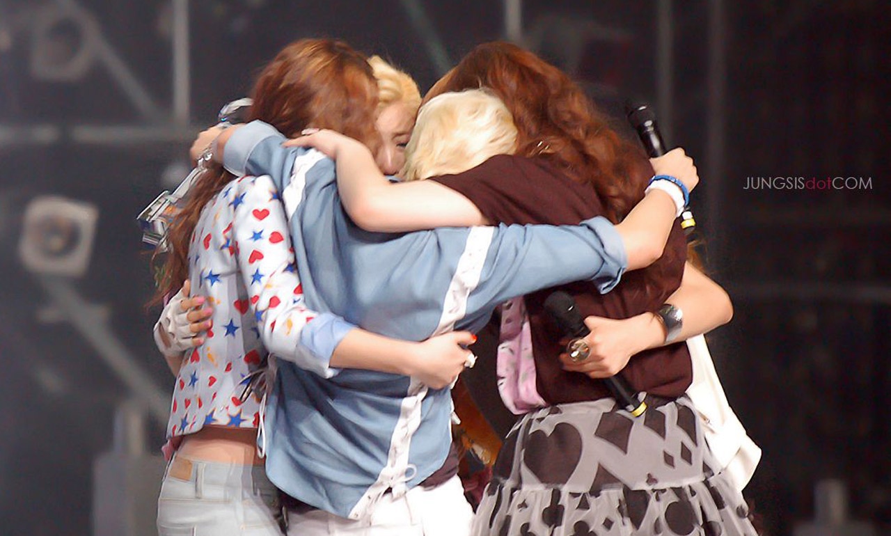 Âm nhạc của f(x) thường bị chê là vô nghĩa nhưng không thể phủ nhận các ca khúc của nhóm luôn được đón nhận nhờ giai điệu bắt tai, cuốn hút.