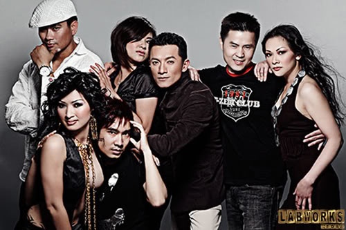 Như Quỳnh và Nguyễn Thắng đứng ở góc ngoài cùng bên trái.