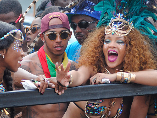Rihanna tinh tu ben Lewis Hamilton trong ky nghi tai que nha hinh anh