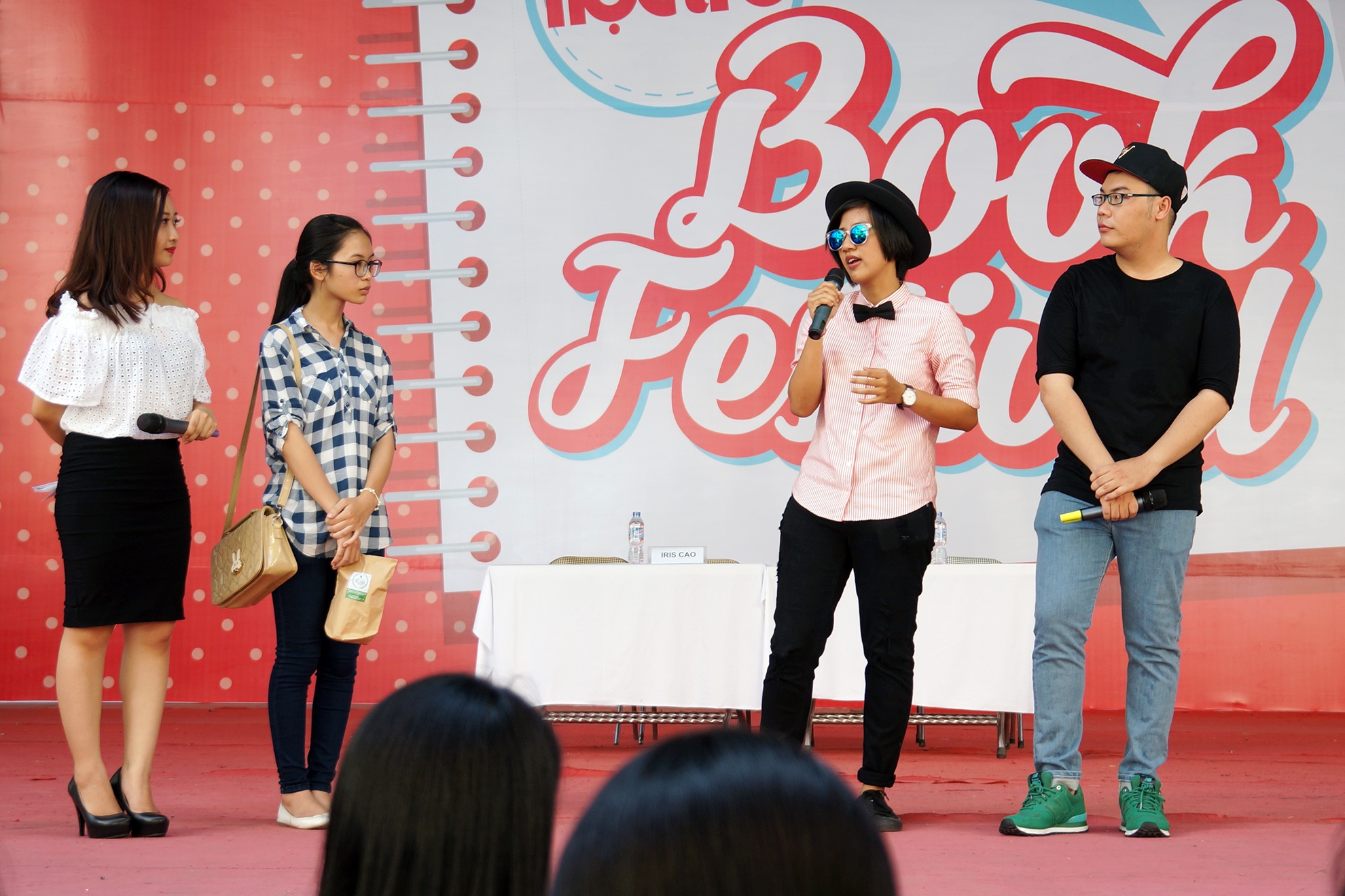 Doc gia tre nao nuc tham gia le hoi sach giua troi nang nong hinh anh