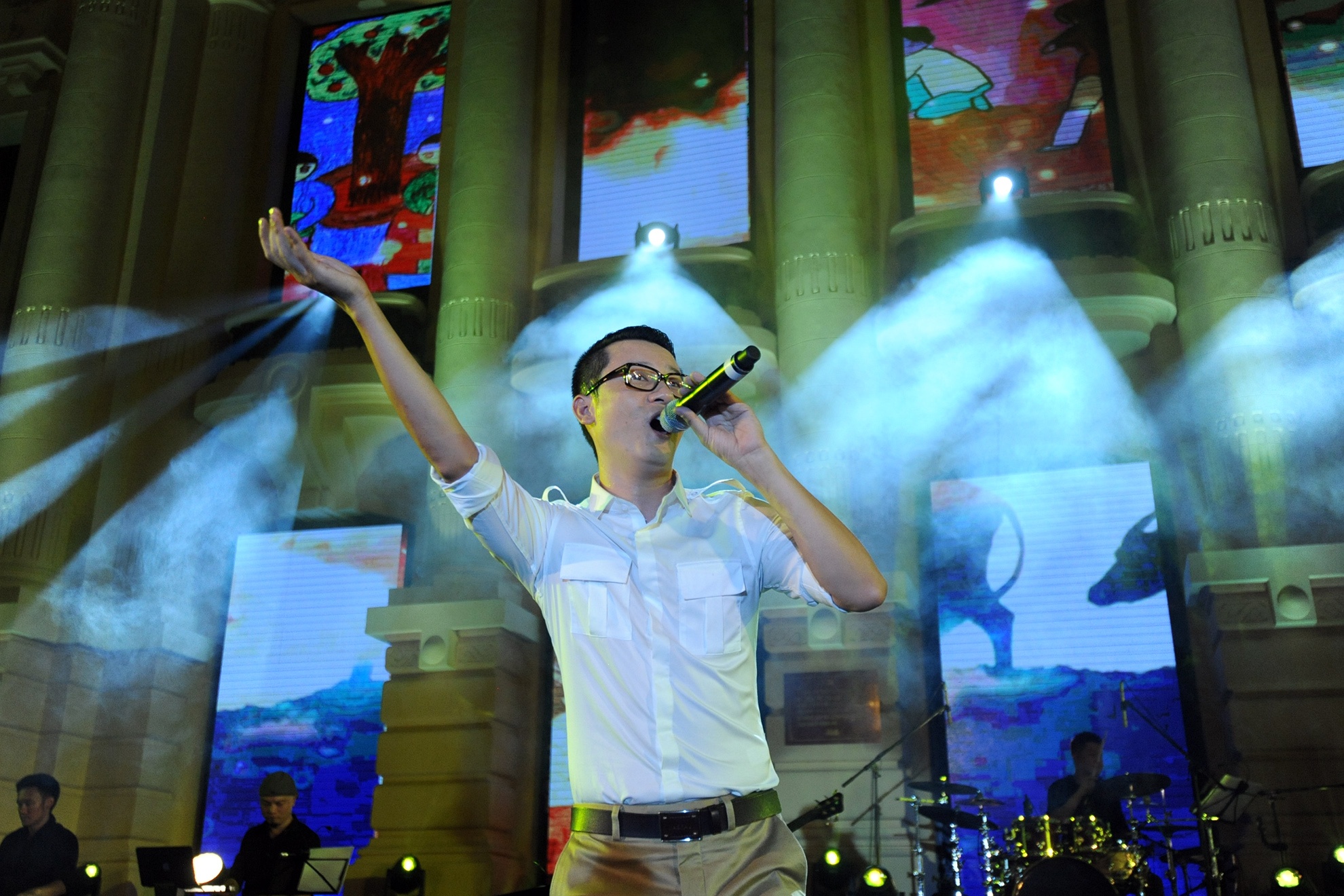 Vi nu cuoi em - Hoang Bach hinh anh