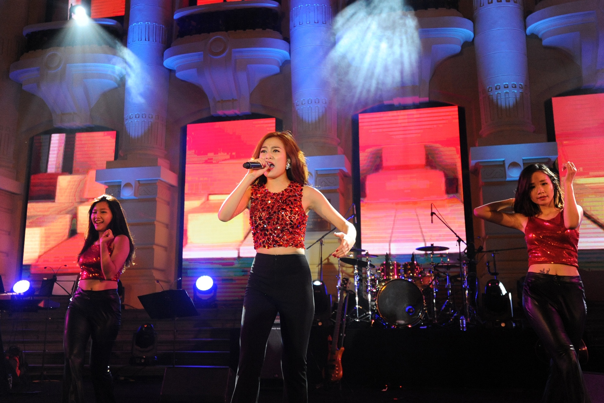 Hoang Thuy Linh khuay dao san khau nhac hoi mua thu hinh anh