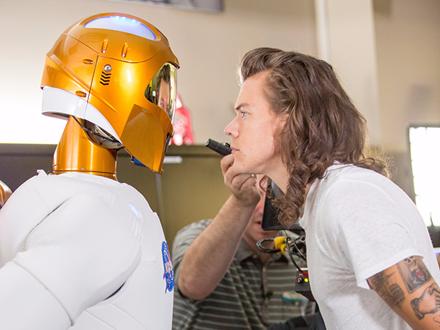 Harry Styles len ke hoach lan san dien anh hinh anh