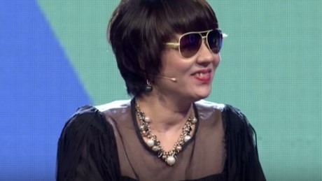 MC Diem Quynh vao vai mot cu ba Viet kieu hinh anh