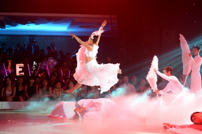 Kim Thu uyen chuyen trong tung dong tac kho hinh anh