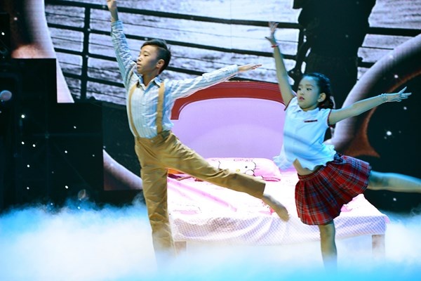 Nam Anh day bat ngo man ao thuat ket hop khieu vu hinh anh