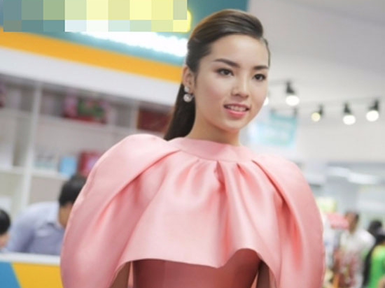 Vay hong sen sam va kem duyen cua sao Viet hinh anh