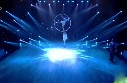 Vy Khanh khien giam khao Minh Han than phuc voi man trinh dien kho hinh anh