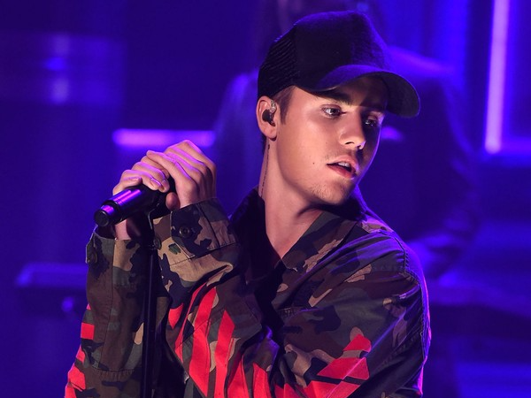 Justin Bieber chia se ly do bat khoc tai le trao giai VMA 2015 hinh anh