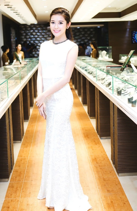 Tuy nhiên, những trang phục cô lựa chọn thường theo hơi hướng kín đáo, cổ điển. Với chiếc đầm đuôi cá trắng tinh khiết khéo khoe vẻ đẹp tươi trẻ và trong sáng của á hậu, chiếc cổ kín đáo kết hợp với vòng nổi bật khiến cô trở nên nền nã và thanh lịch.