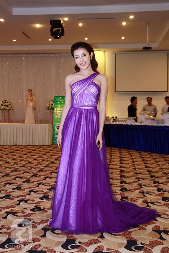 Chiếc đầm tím xen kẻ trắng quyến rũ với thiết kế lệch vai khiến cho Huyền My khoe được đôi vai thon gọn và trắng mịn của mình.