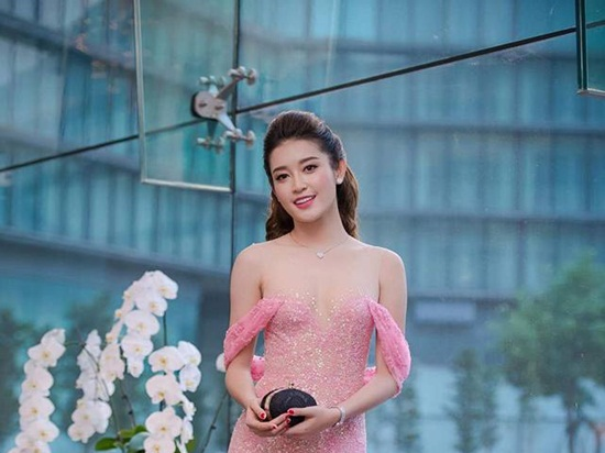 Nhung chiec vay khong the roi mat cua A hau Huyen My hinh anh