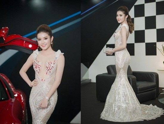 Với phần ngực áo tựa như những chiếc vỏ ngọc trai đầy tinh tế và lạ mắt, thiết kế trên đã đặt một mốc son cho hành trình thời trang của á hậu Huyền My. Chất liệu mới lạ, kiểu dáng đẹp mắt và tôn dáng người mặc là những gì bộ trang phục trên mang lại.