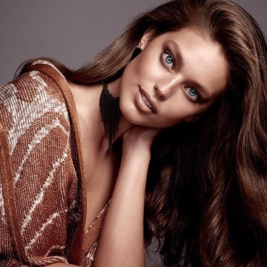Emily Didonato quyến rũ với cách trang điểm theo tông màu nâu đồng của Hung Vanngo.