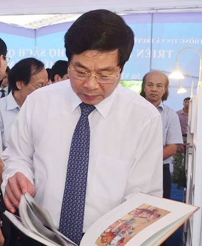 Bộ trưởng Bộ TT&TT Nguyễn Bắc Son thăm các gian trưng bày sách.
