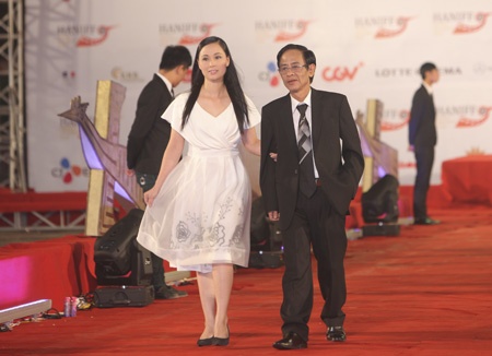 Nhan sac nguoi vo dien vien cua bac si Hoa Sung hinh anh