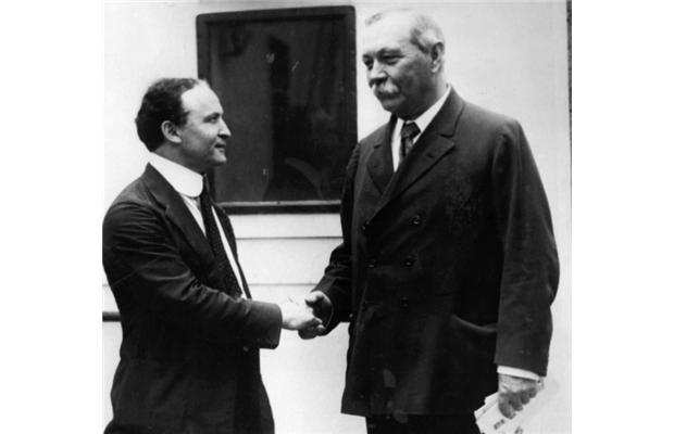 Tinh ban ky la giua Conan Doyle va ao thuat gia Houdini hinh anh