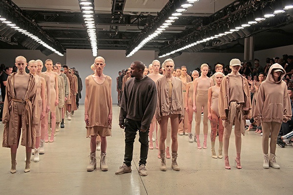Chris Brown cham choc bo suu tap moi cua Kanye West hinh anh