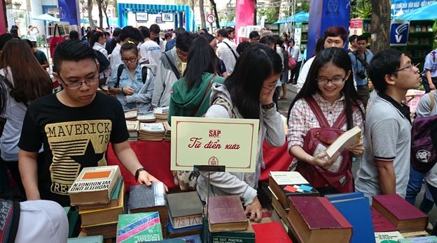 Dau gia sach tu thien tai Sai Gon hinh anh