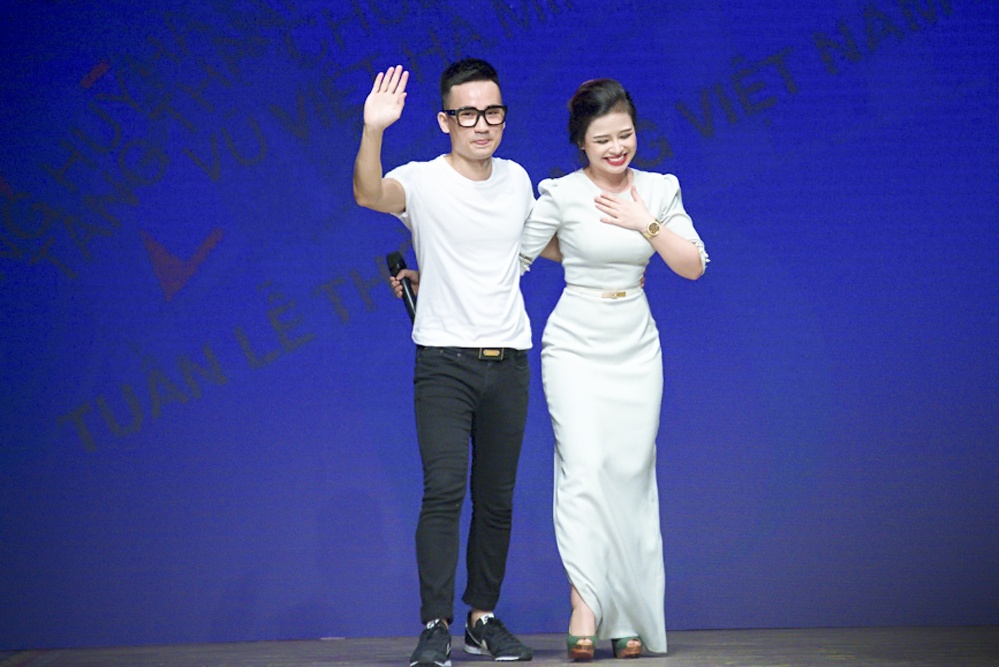 Ha Duy - Duong Hoang Yen tro lai tren san khau thoi trang hinh anh