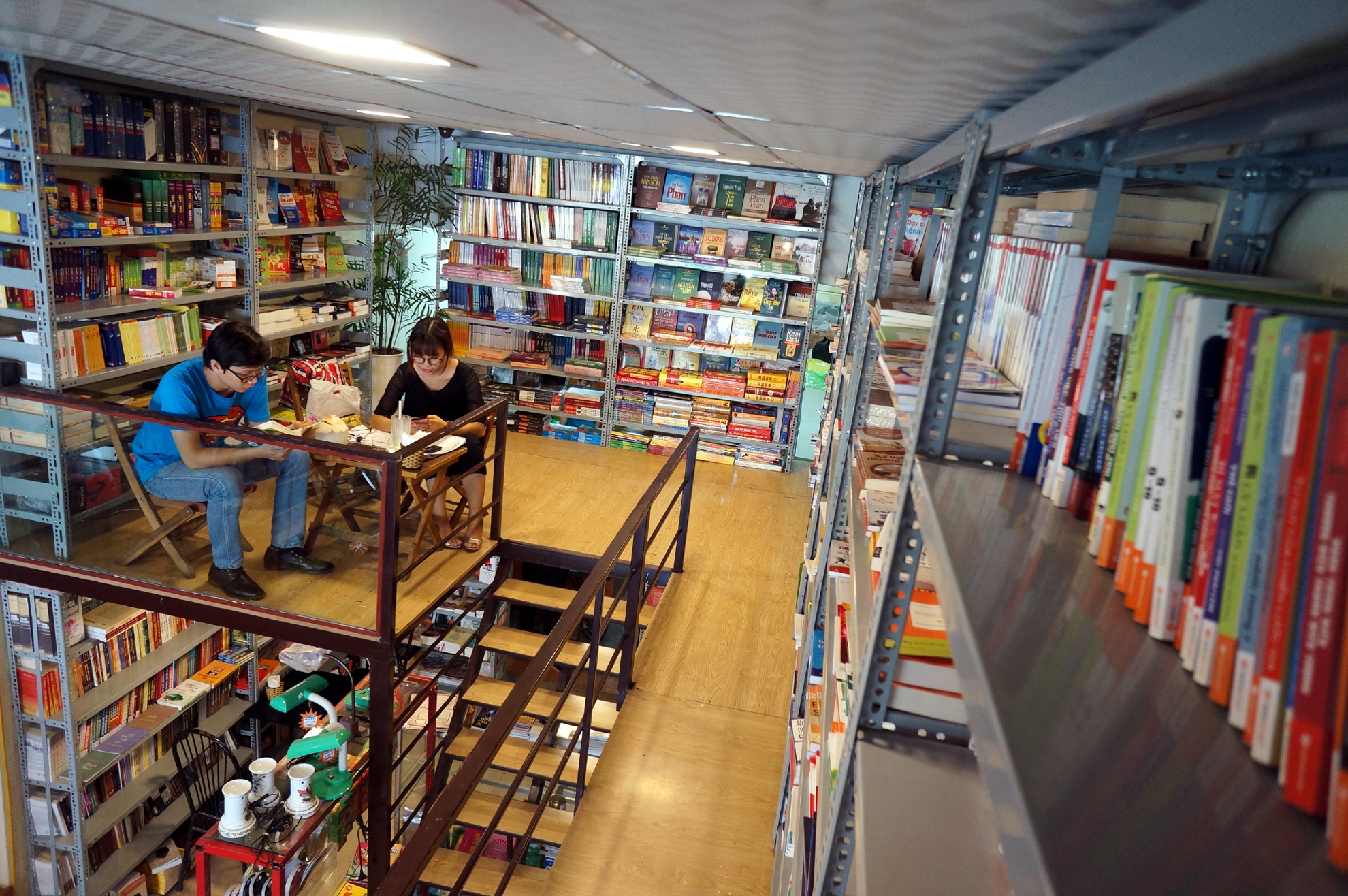 Ca phe sach Dong Tay: Khong gian thu vien thu nho hinh anh