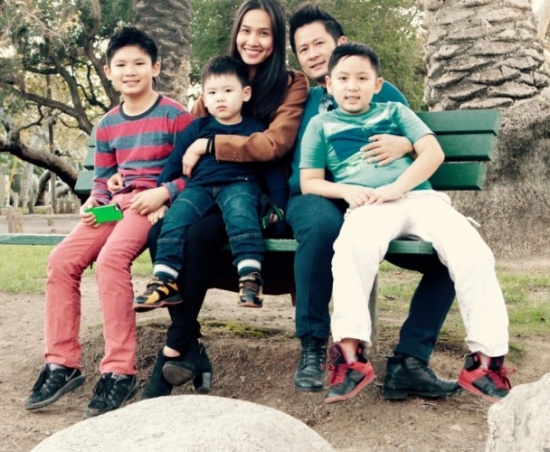 Dương Mỹ Linh bên 4 bố con Bằng Kiều.