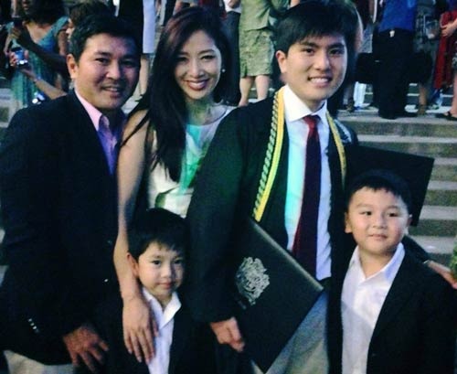Vợ chồng quý bà Thu Hương bên con riêng của chồng trong ngày tốt nghiệp.