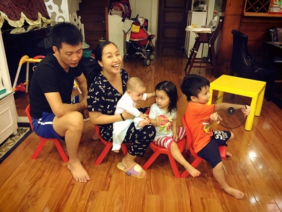 Cuoc song sau anh den san khau cua cac ba me bim sua V-biz hinh anh