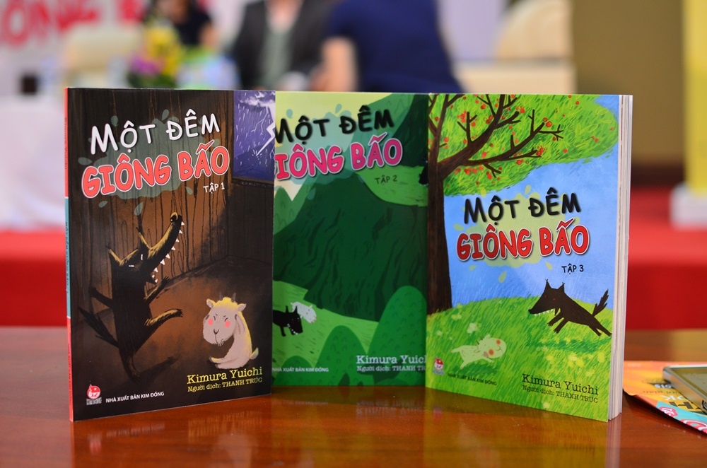 Tac gia 'Mot dem giong bao' toi Viet Nam gioi thieu sach hinh anh