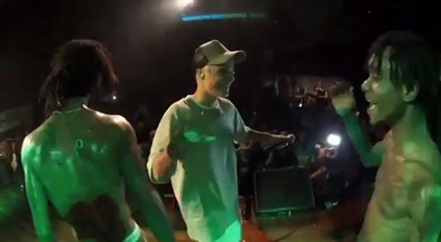Justin Bieber hut can sa, noc ruou tren san khau hinh anh