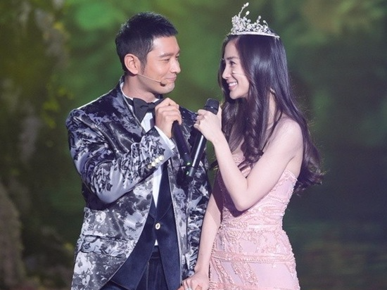 Dam cuoi hon tram ty cua cap doi Hoa ngu hinh anh