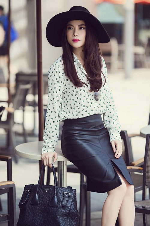 Năm nay chất liệu da bóng được các tạp chí thời trang đánh giá là xu hướng nổi bật nhất vì nó đem lại sự cá tính cũng như phóng khoáng cho set đồ. Trương Ngọc Ánh mix chân váy da bóng với áo sơ mi họa tiết nhí trẻ trung, hai màu đen trăng quyền lực luôn đem lại diện mạo hoàn hảo nhất.