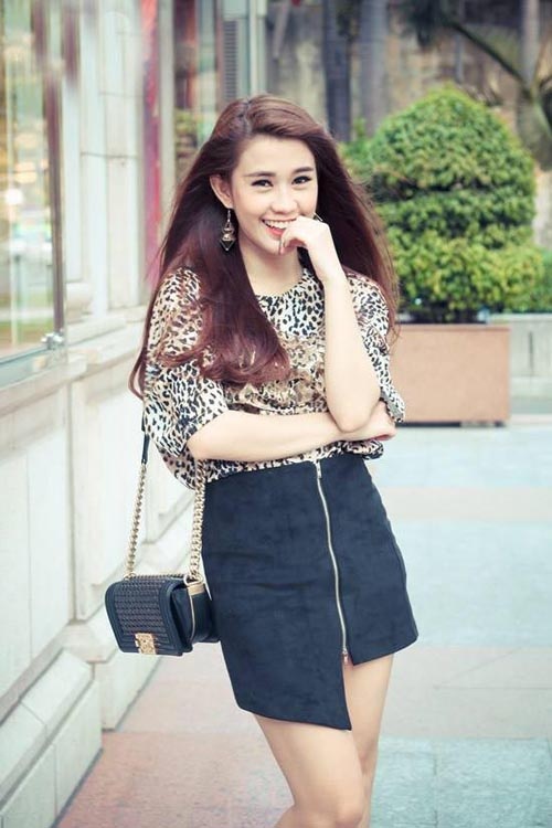 Hotgirl Ngọc Thảo lại lựa chọn cho mình chân váy da lộn cùng với áo sơ mi họa tiết da báo sang chảnh. Chiếc chân váy với đường xẻ tinh tế tạo điểm nhấn khác biệt cho set đồ đơn giản này.