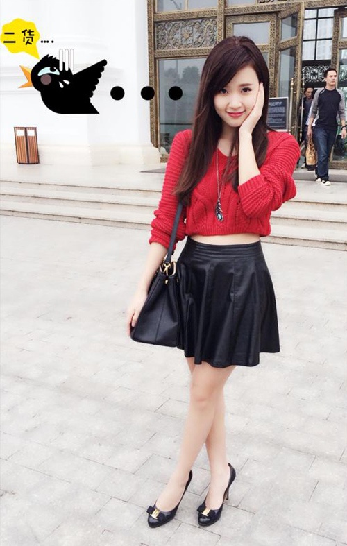 Midu khoe khéo còng eo thon gọn khi mix chân váy da dáng xòe cùng crop-top đỏ. Chất liệu da bong khiến cô trở nên sành điệu hơn rất nhiều.