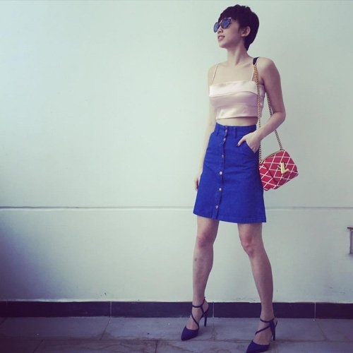 Tóc Tiên đương nhiên cũng không bỏ qua item siêu đẹp này. Sự kết hợp sáng tạo với áo crop-top khiến bộ đồ trở nên vô cùng ấn tượng. Hơn nữa nó còn giúp cô khoe khéo vòng eo “con kiến“ của mình.