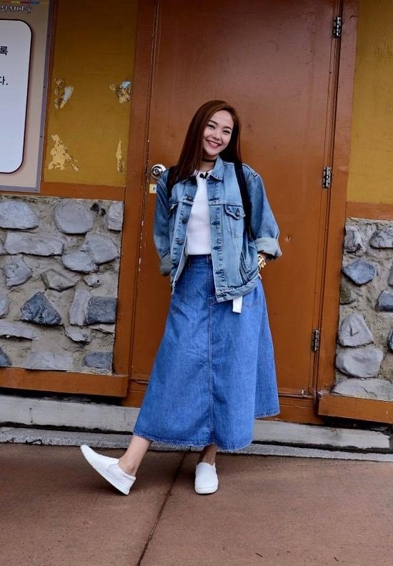 Minh Hằng lại chọn chân váy denim dáng dài đến mắt cá chân trông rất phá cách và sành điệu. Với màu sắc trung tính nên chân váy denim có thể dễ dàng mix với các gam màu khác nhau mà không sợ bị lệch tông.