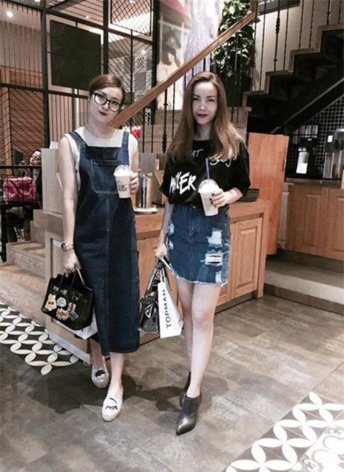Cặp chị em sành điệu Yến Trang – Yến Nhi cùng thể hiện cá tính riêng khi chọn trang phục jeans với váy yếm và chân váy rách. Chất liệu denim cứng cáp rất phù hợp với những cô nàng năng động hay di chuyển do đặc tính khó bị nhàu và mất form.