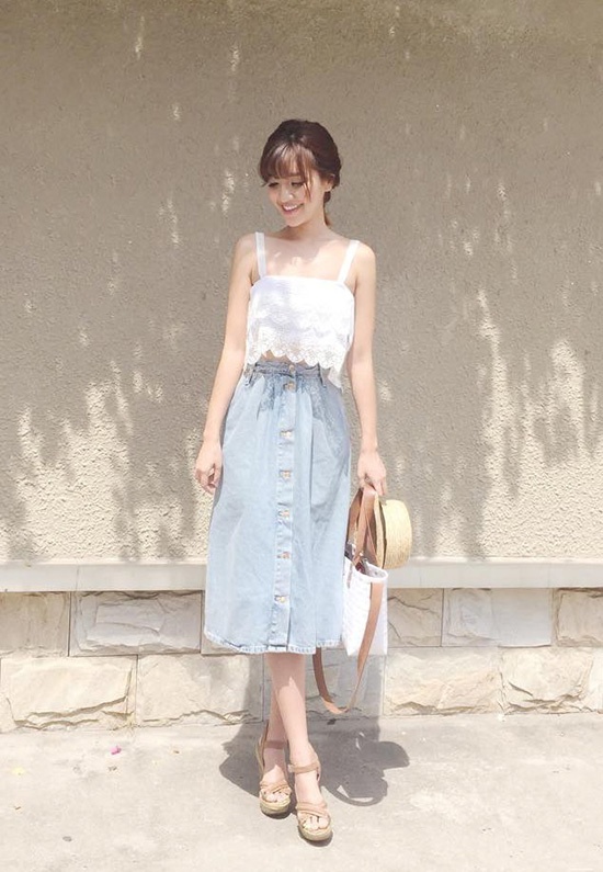 Kiểu chân váy denim chữ A rất được ưa chuộng trong đó có nữ ca sĩ Bích Phương do thiết kế an toàn, khá dễ mặc lại mang đến diện mạo phá cách nên đây được cho là lựa chọn của nhiều sao Việt.