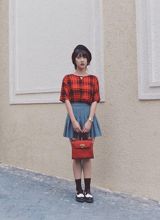 Nhờ sự lăng xê mạnh mẽ của sao hàn và dàn hotgirl Việt trong đó có Quỳnh Anh Shyn, chây váy xòe đã trở thành cơn sốt trong mùa thu năm nay. Kiểu chân váy này hợp với những cô nàng mê phóng cách trẻ trung, đáng yêu.