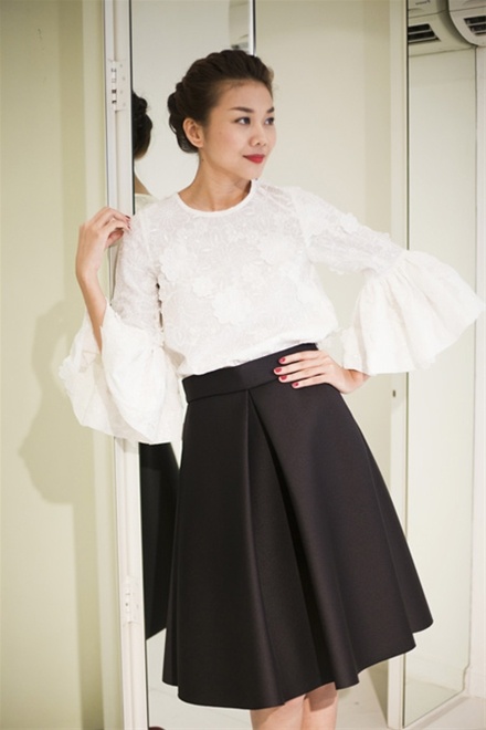 Những đường xếp ly trên thân váy tạo cảm giác hông nở hơn. Vì thế kiểu chân váy này phù hợp với mọi vóc dáng. Đặc biệt với những người có chiều cao lý tưởng như Thanh Hằng có thể chọn cho mình những chiếc váy có chiều dài quá đầu gối sẽ tạo cảm giác thanh lịch hơn.