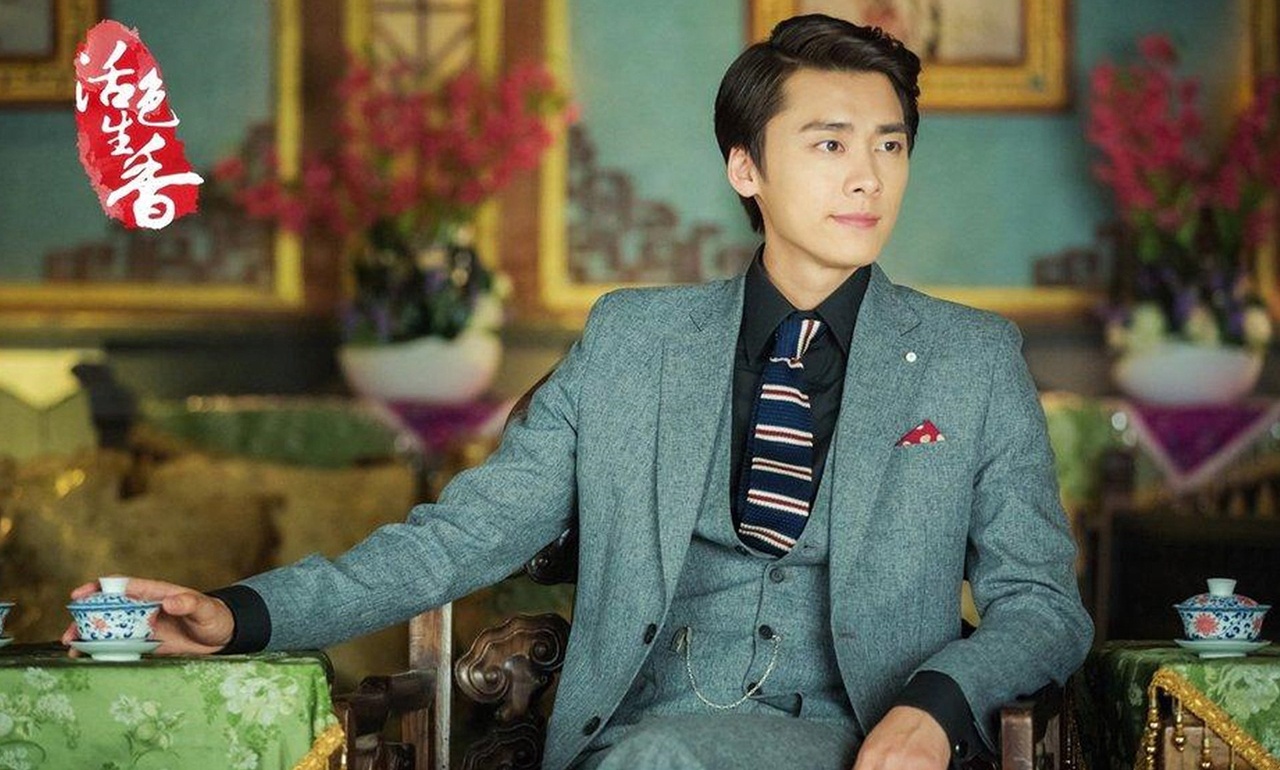 Lý Dịch Phong: Bom tấn truyền hình Cổ kiếm kỳ đàm ra mắt năm 2014 được coi là bước đà hoàn hảo giúp Lý Dịch Phong bứt phá ngoạn mục trên con đường trở thành ngôi sao hạng A trong làng giải trí Hoa ngữ. Nam diễn viên sinh năm 87 nhanh chóng nắm bắt cơ hội để ghi dấu ấn trong lòng khán giả qua loạt phim thuộc nhiều thể loại khác nhau như Thiên kim trở về, Tiểu thời đại, Hoạt sắc sinh hương hay Đạo mộ bút ký,...