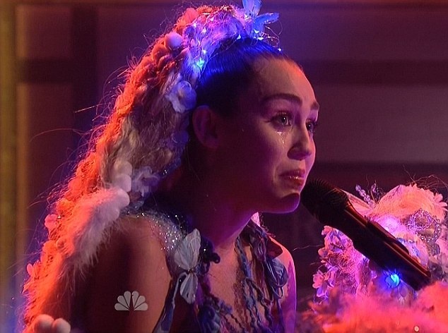 Miley Cyrus roi le khi hat ve thu cung tren truyen hinh hinh anh