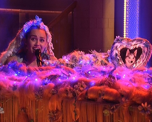 Miley Cyrus roi le khi hat ve th hinh anh